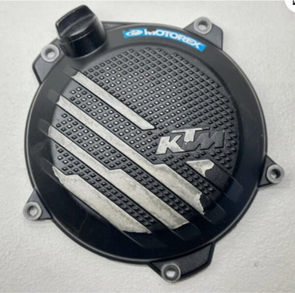 TAMPA DE EMBREAGEM  PRETA KTM 2T/4T 250-450F 2023 ( A48030026000C1 )